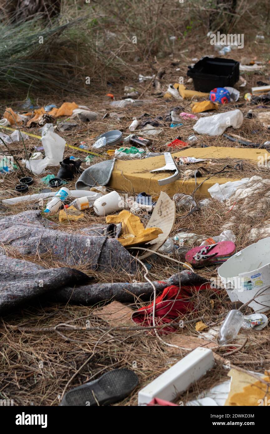 Basura tirada en la naturaleza, problemas ambientales. Concepto de