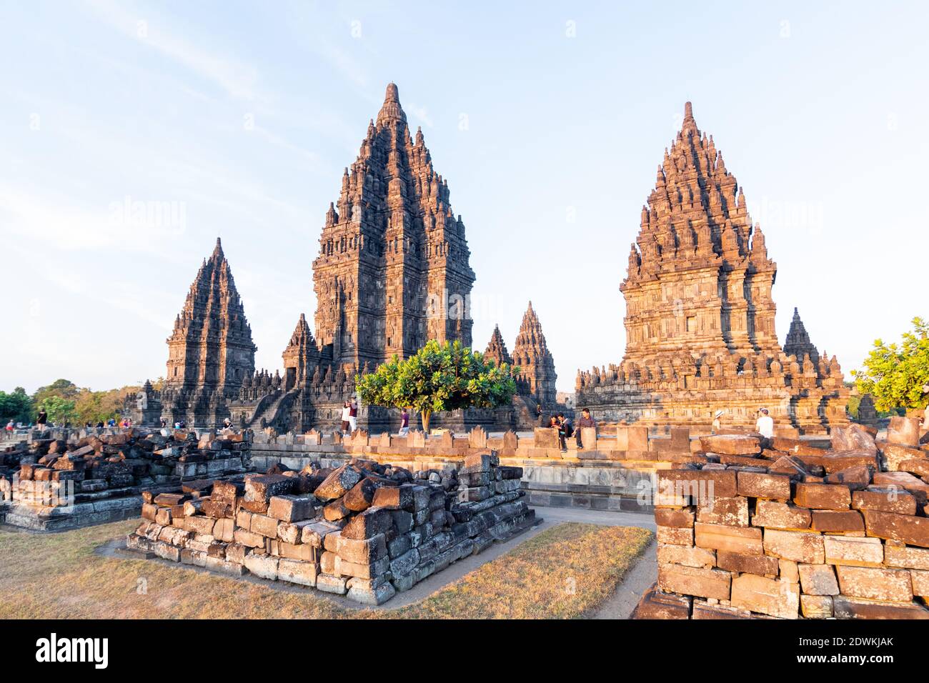 Antiguos templos hindúes en el complejo del Templo Prambanan en Java, Indonesia Foto de stock