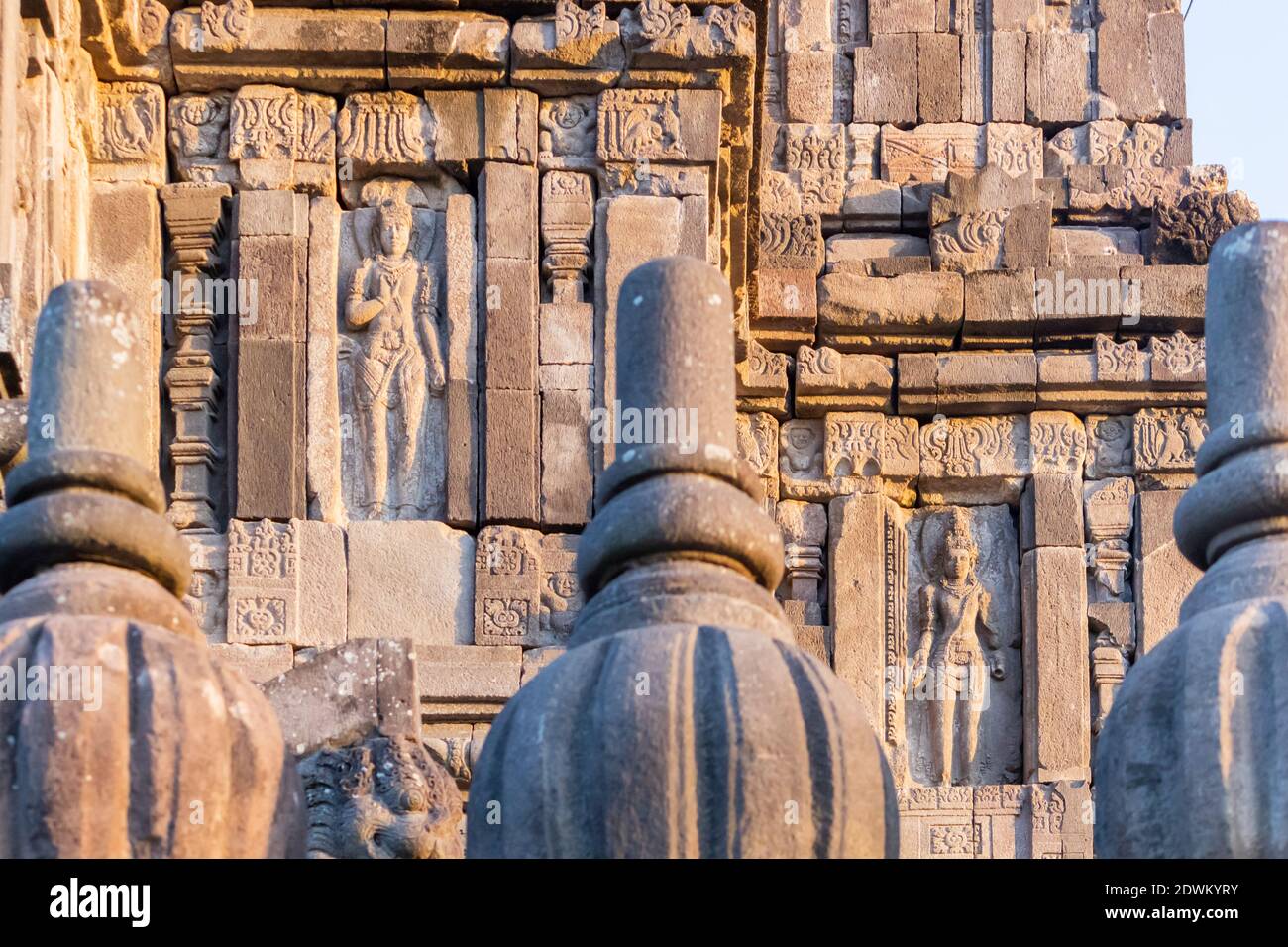 Bajo relieve en los antiguos templos hindúes en el complejo Templo Prambanan en Java, Indonesia Foto de stock