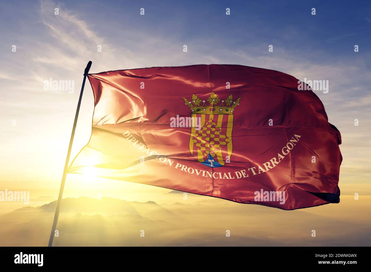 Tarragona provincia de España bandera ondeando en el amanecer niebla  Fotografía de stock - Alamy