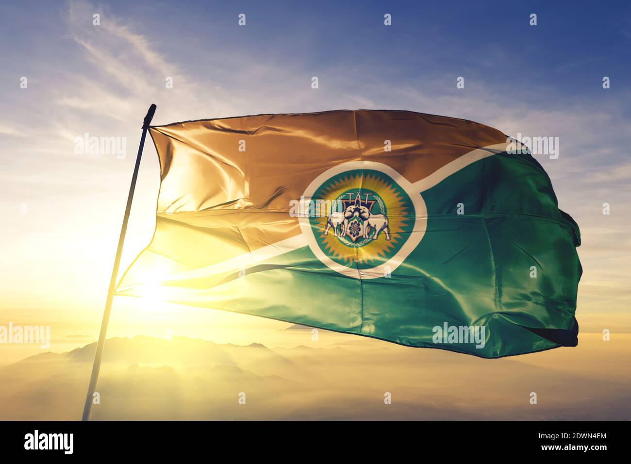 Taita Taveta condado de Kenia bandera ondeando en la cima niebla al amanecer Foto de stock