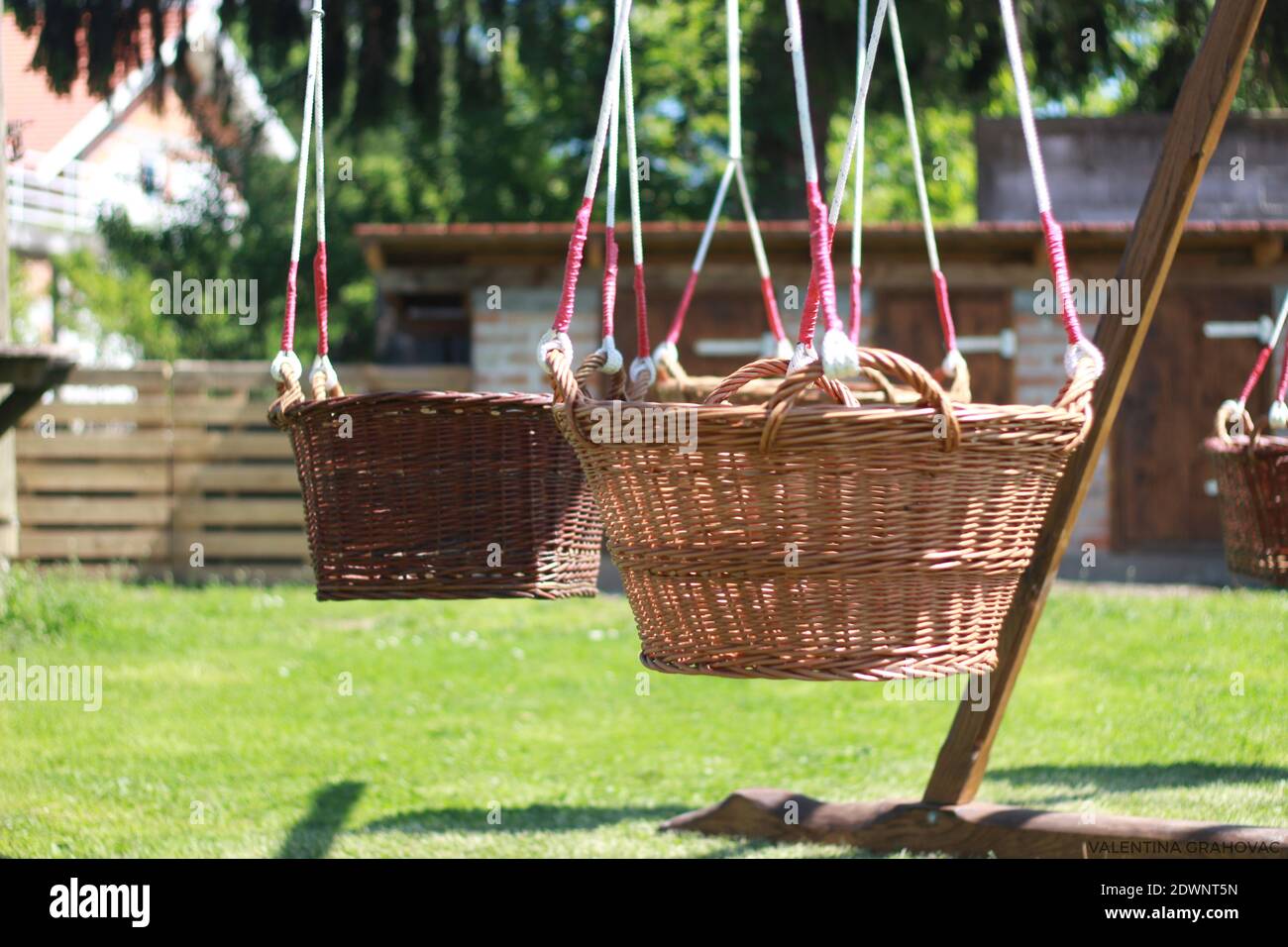 Vaciar swing colgando en la cesta en el campo Foto de stock