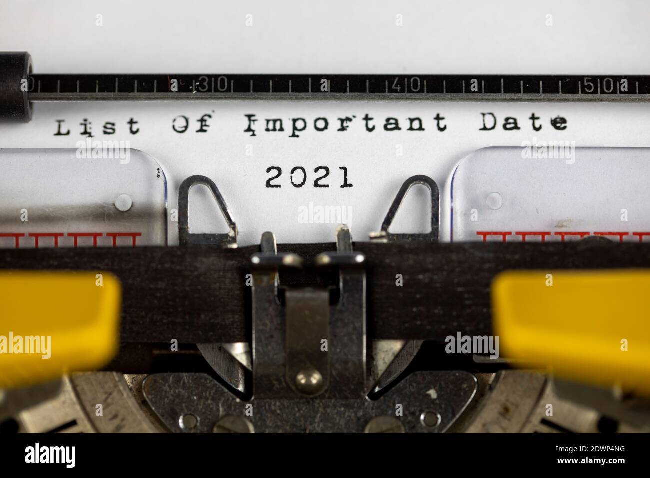 Lista de días importantes 2021 escrita en una máquina de escribir antigua Foto de stock