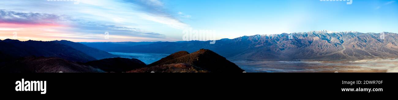Panorama del Valle de la Muerte, la Cuenca Badwater y la Cordillera Panamint desde Dante's View al amanecer. Foto de stock