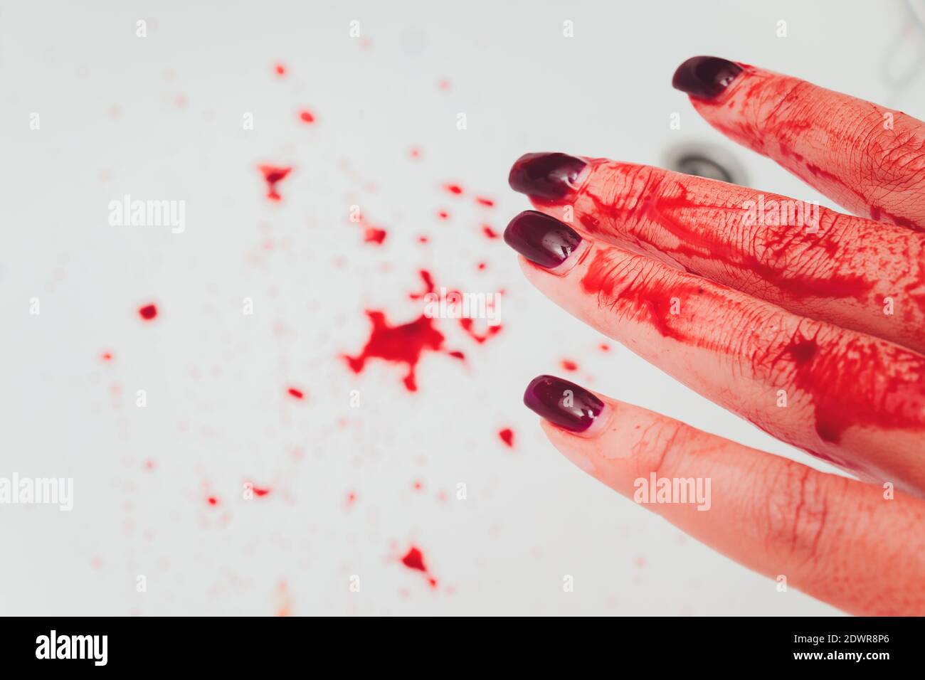 Mano herida con sangre en el primer plano de la cuenca Fotografía de stock  - Alamy