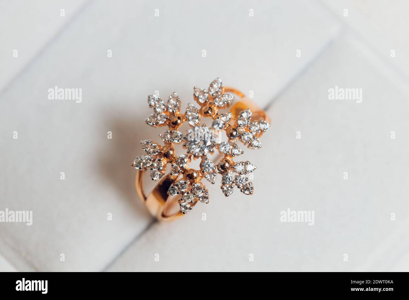 Hermoso nuevo par de elegantes anillos de boda de oro blanco y anillo de  compromiso de oro blanco, caja de anillo cuadrado blanco Fotografía de  stock - Alamy