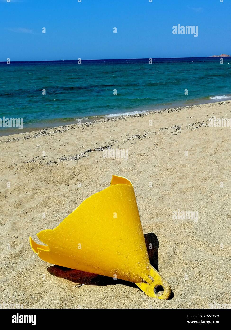 Boya en la playa en un día en el mar Fotografía de stock - Alamy