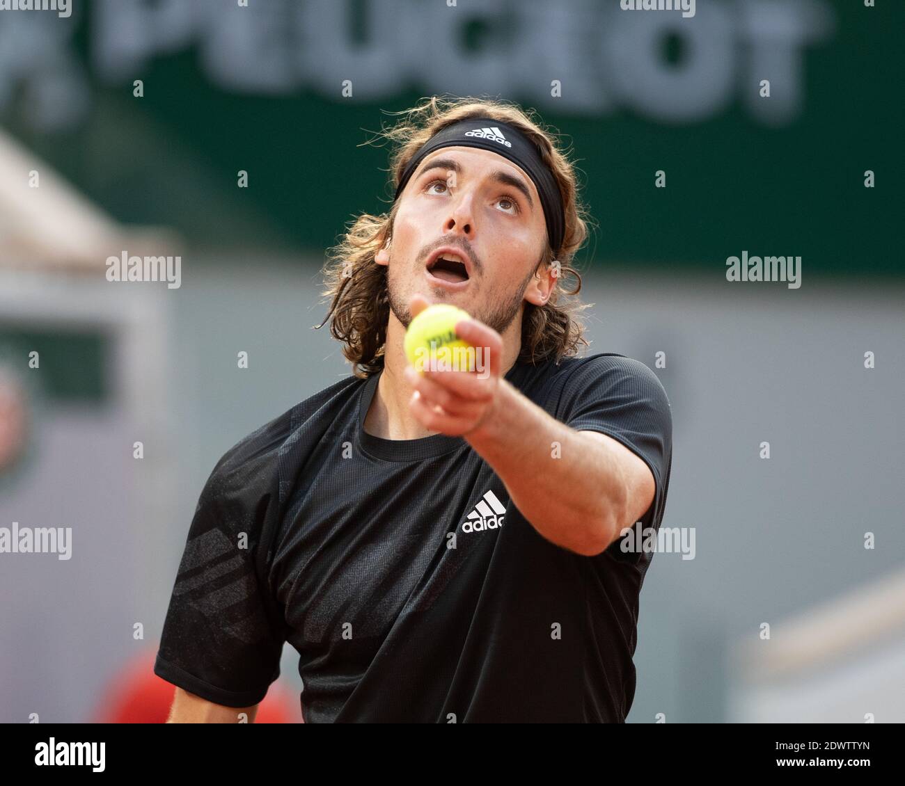 El tenista griego Stefanos Tsitsitas jugando un servicio durante un partido en el French Open 2020, París, Francia, Europa. Foto de stock