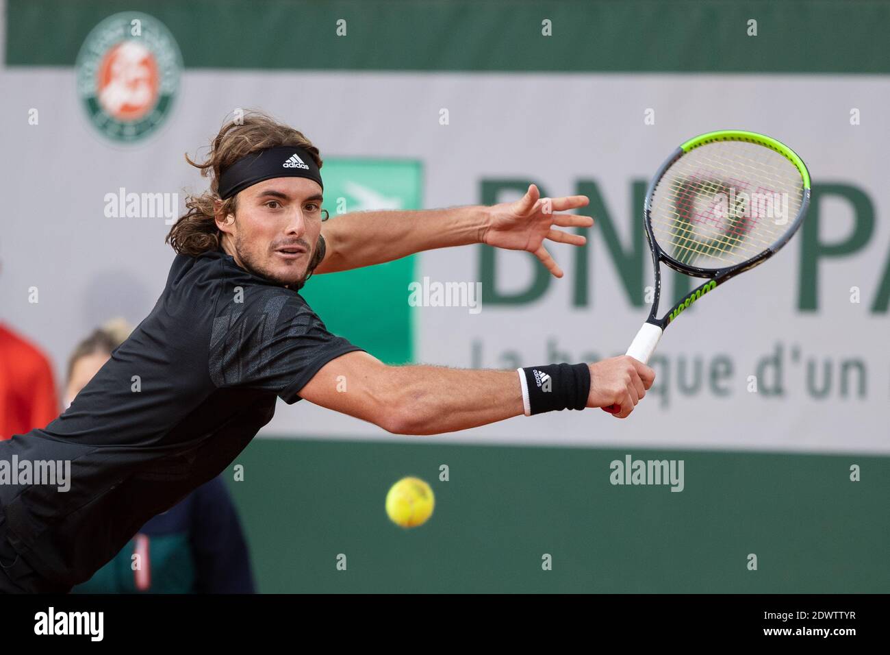 El tenista griego Stefanos Tsitsitas jugando una mano durante el Abierto de Francia 2020, París, Francia, Europa. Foto de stock