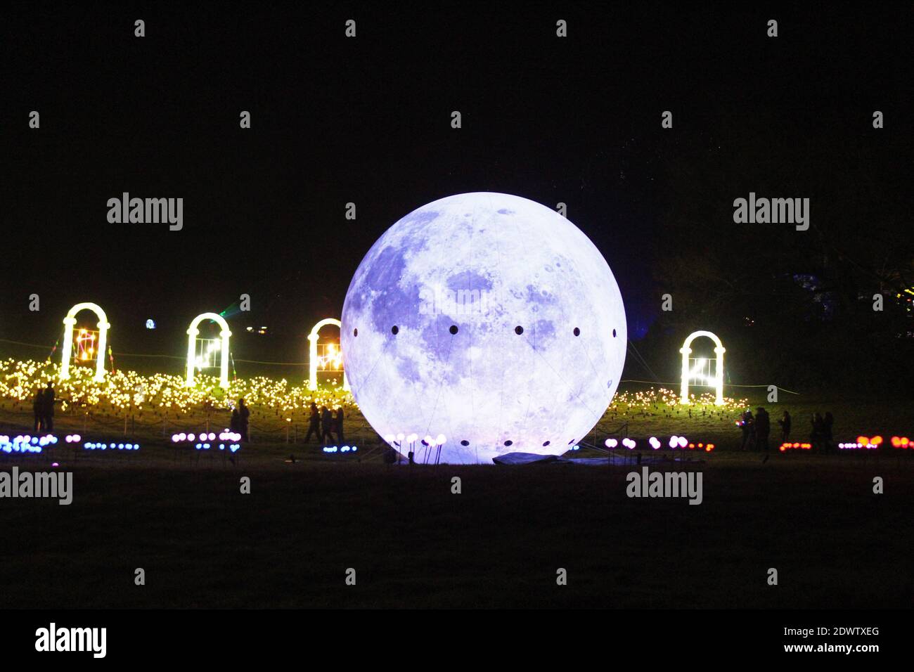 La luna gigante iluminada y las puertas, iluminan los linternas de exhibición en el festival Lighttopia 2020 en Heaton Park, Manchester Foto de stock