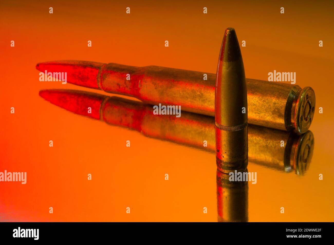 Primer plano de la bala sobre el cristal Fotografía de stock - Alamy