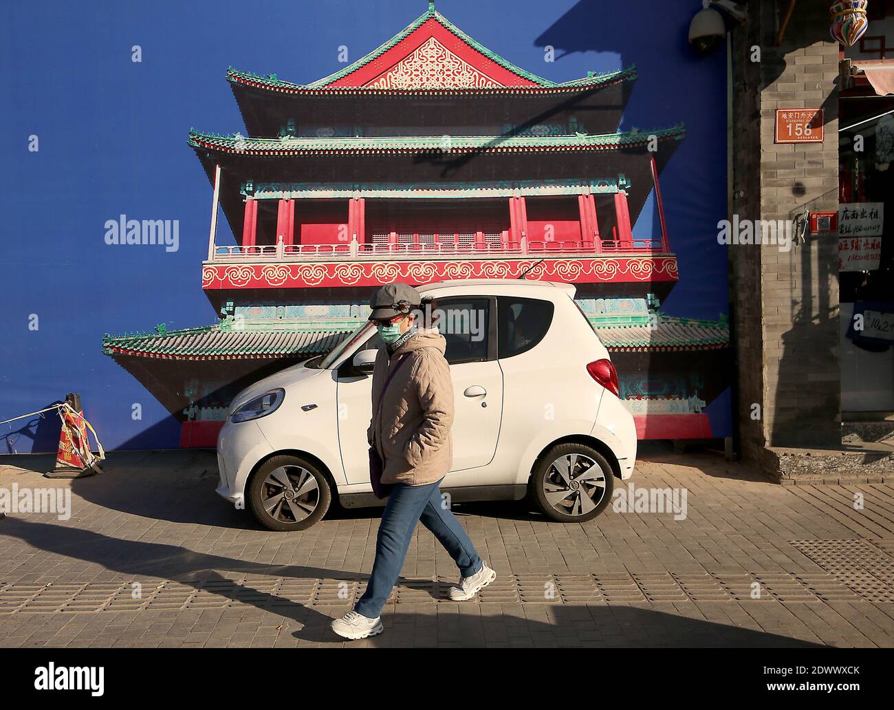 Pekín, China. 23 de diciembre de 2020. Un pequeño coche eléctrico está estacionado frente a un sitio de construcción en Beijing el miércoles, 23 de diciembre de 2020. Los fabricantes de automóviles de China han comenzado a apuntar a un grupo clave de mercados emergentes en el mercado masivo de automóviles del país: Los jóvenes trabajadores urbanos que no tienen grandes salarios y entienden los desafíos de encontrar plazas de estacionamiento. Foto de Stephen Shaver/UPI crédito: UPI/Alamy Live News Foto de stock