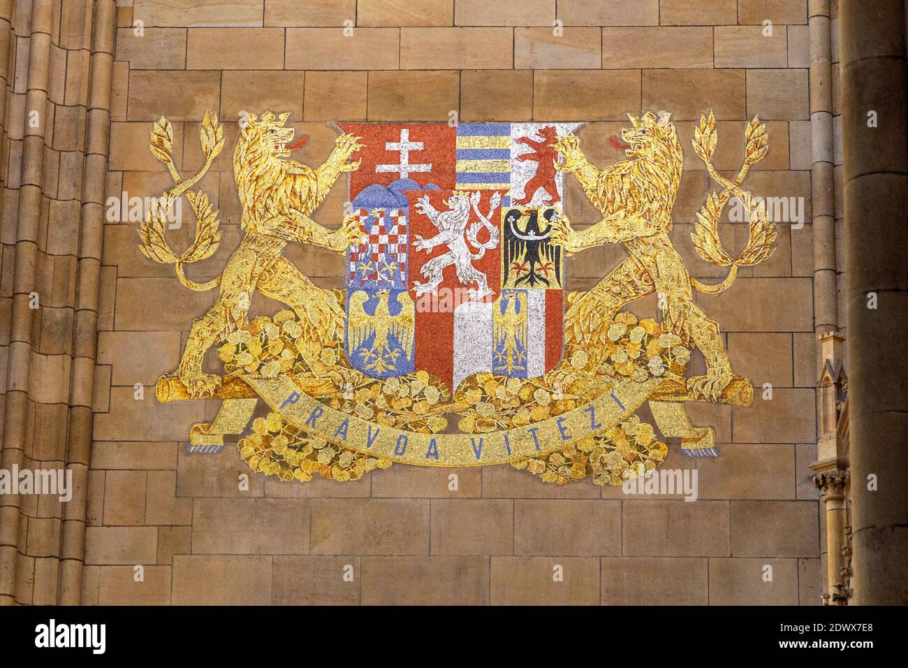 Großes tschechisches Wappen in der Prager Burg, Prag, Tschechien Foto de stock
