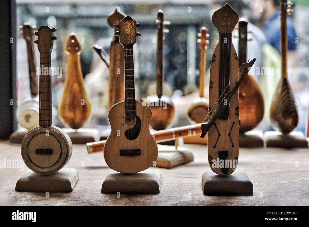 Primer plano de instrumentos musicales de madera para la venta en el  mercado Fotografía de stock - Alamy