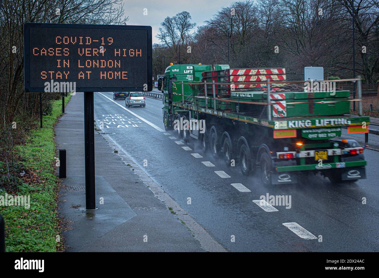 Gran Bretaña / UN cartel, en la carretera A3 una carretera principal que conecta Londres en el sur de Inglaterra, instruye a permanecer en casa durante el brote de coronavirus Covid-19. Foto de stock