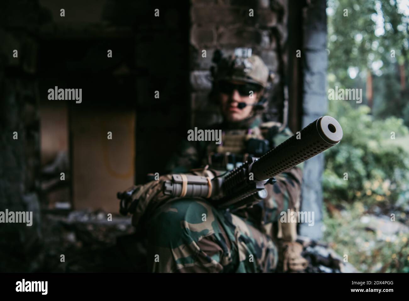Preparación para la acción: Primer plano de los guantes tácticos camuflados  que se abrochan por personal militar Fotografía de stock - Alamy