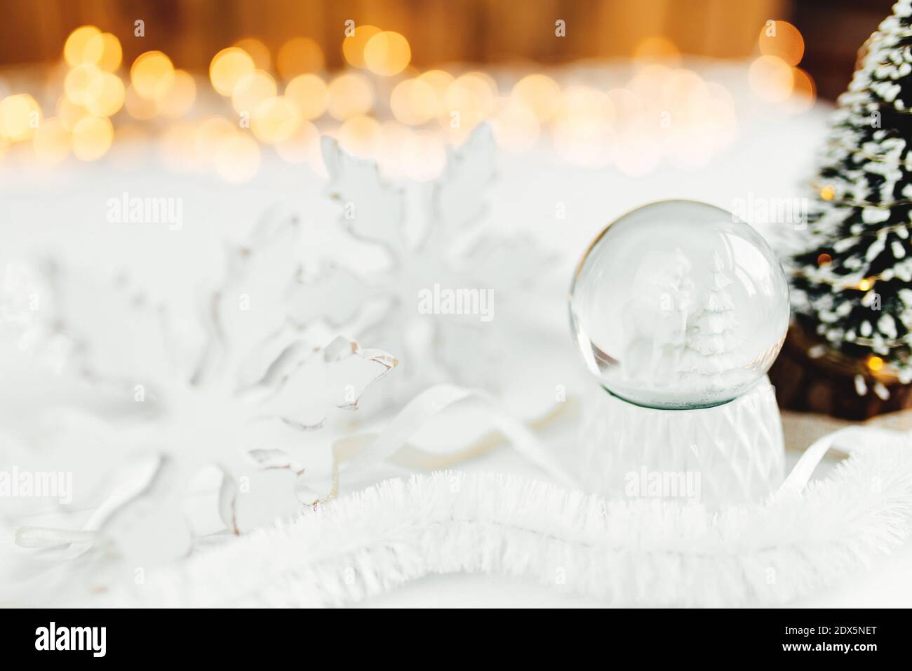 Blanco bola de nieve de Navidad en una mesa con decoraciones de Navidad Foto de stock