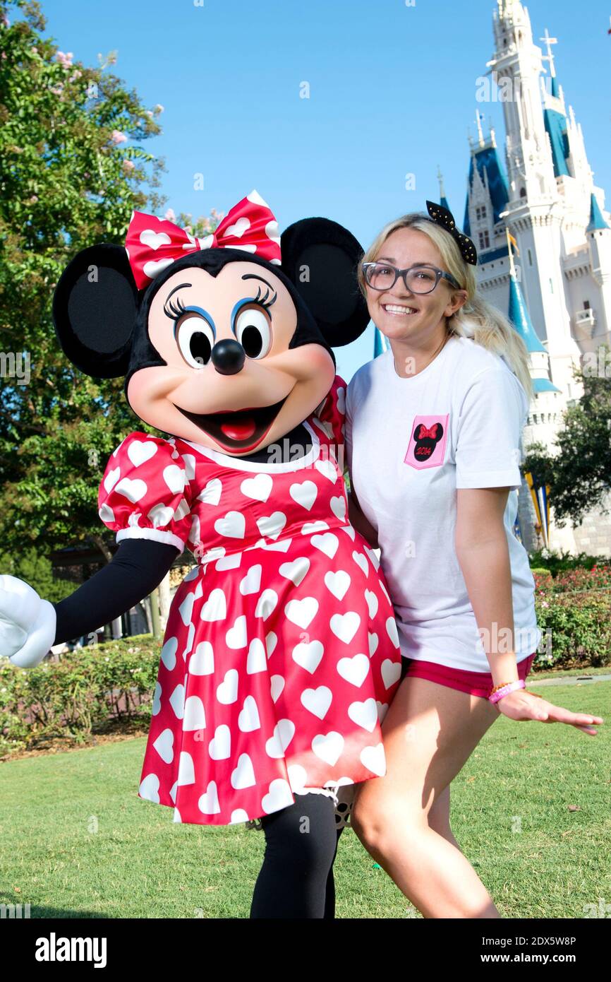 La actriz y artista de música country Jamie Lynn Spears posan con su  esposo, Jamie Watson, su hija de seis años Maddie y Minnie Mouse frente al  Castillo de Cinderella en el