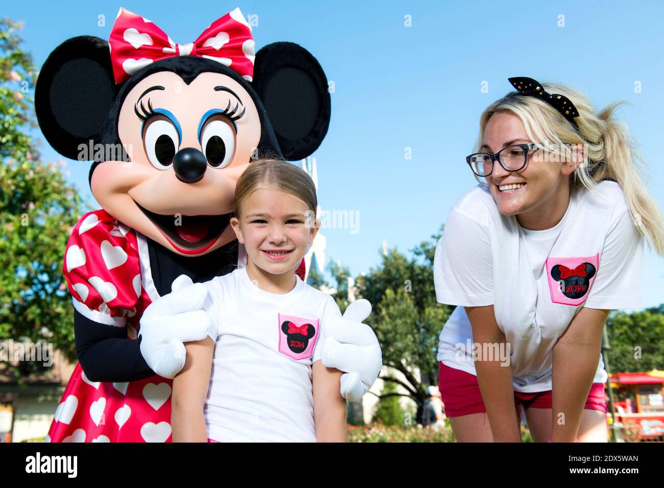 La actriz y artista de música country Jamie Lynn Spears posan con su  esposo, Jamie Watson, su hija de seis años Maddie y Minnie Mouse frente al  Castillo de Cinderella en el