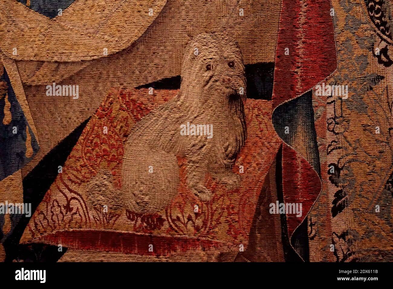 PARIS - DEC 7, 2018 - Detalle de perro pequeño sobre tapiz unicornio en el Museo Cluny de Moyen Age, París, Francia Foto de stock