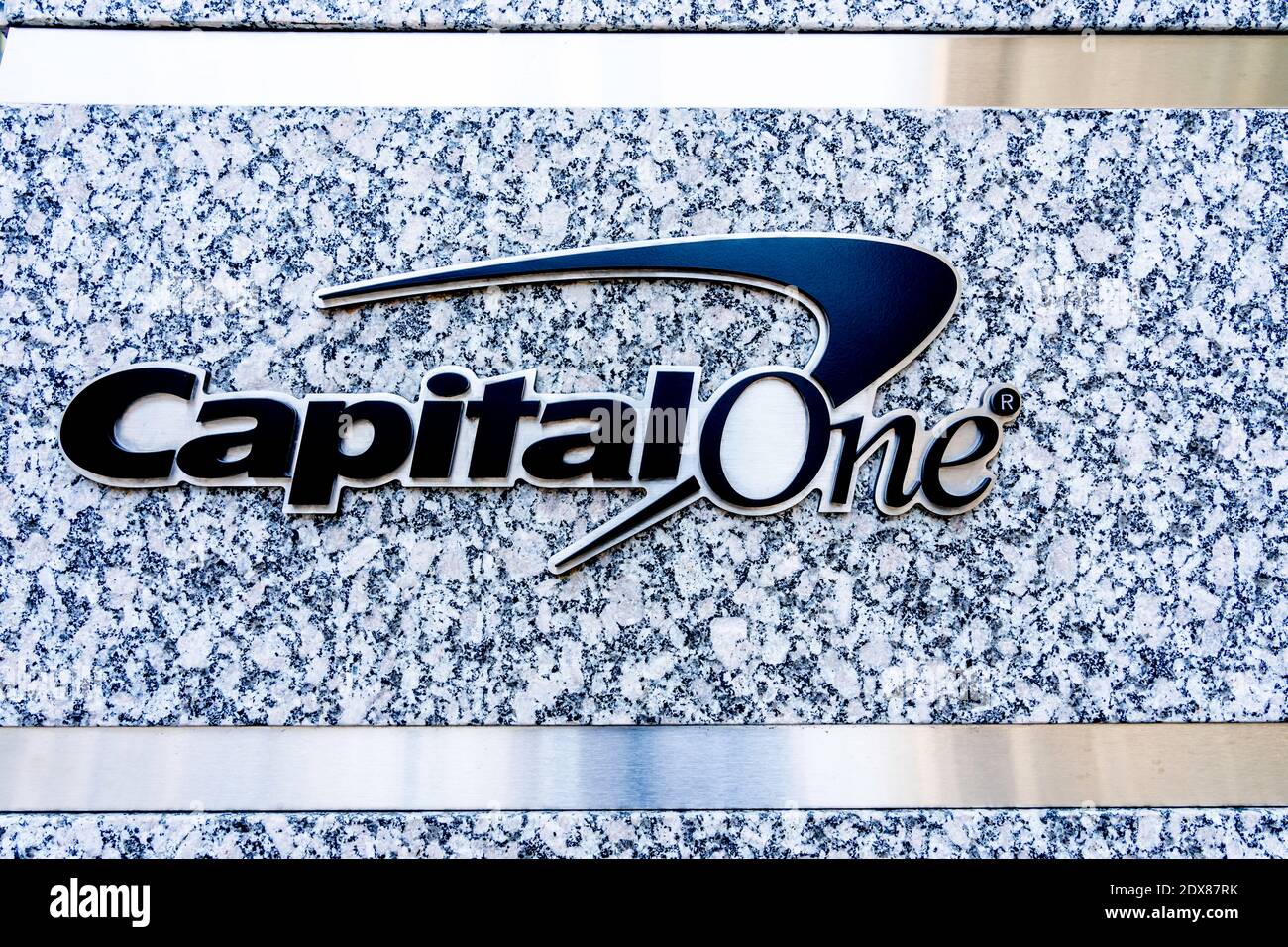Toronto, Ontario, Canadá - 31 de julio de 2019: Signo de Capital One en el centro de Toronto. Foto de stock