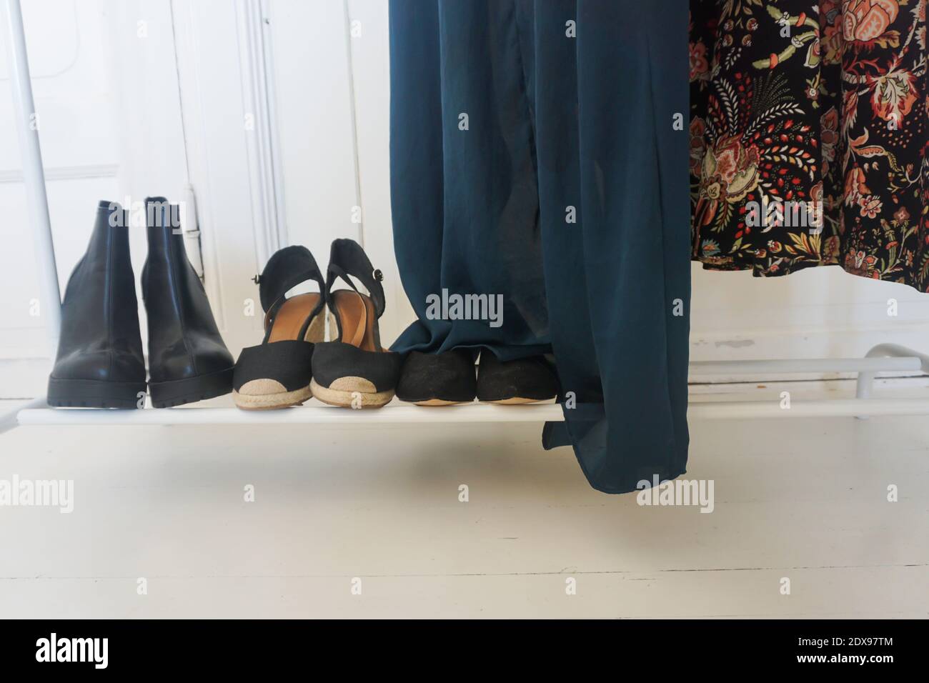 Zapatos por cortina en el alféizar de la ventana en el hogar Fotografía de  stock - Alamy
