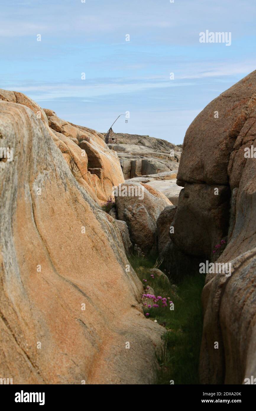 Formaciones rocosas, Flores Salvajes y el Faro de Verdens Ende Foto de stock