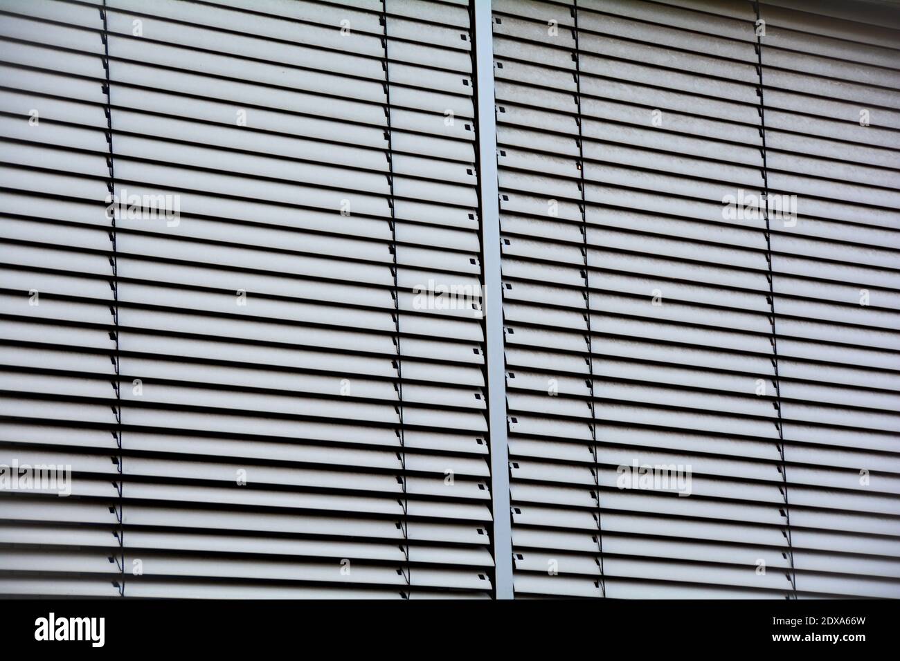 Cortinas metálicas en la ventana Fotografía de stock - Alamy