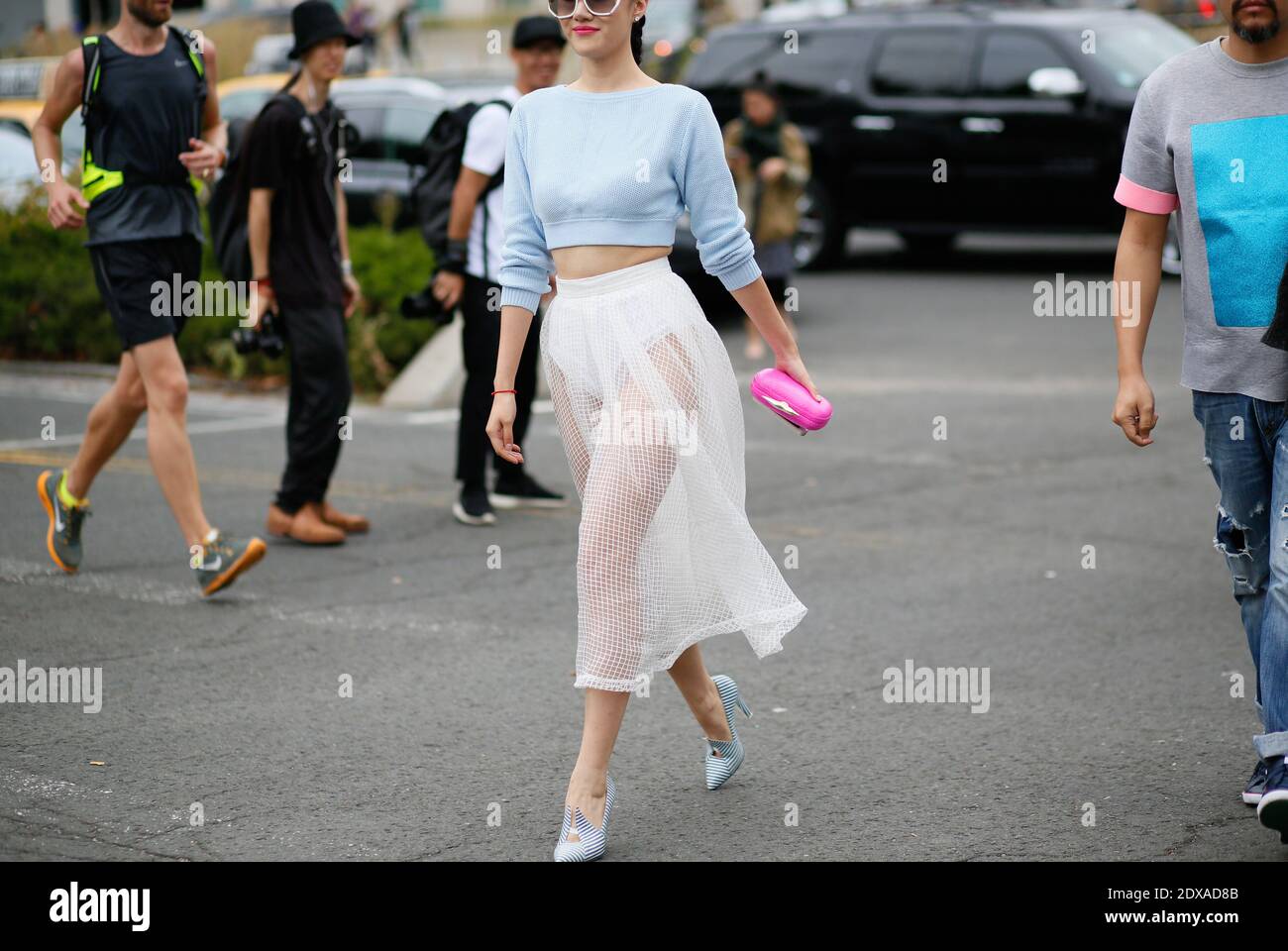 Mujeres, belleza, estilo urbano, antes de Marc por Marc Jacobs desfile de  moda, 12 AV 55th stand y lado oeste carretera, durante Mercedes-Benz Semana  de la Moda Primavera-Verano 2015, Nueva York, NY,