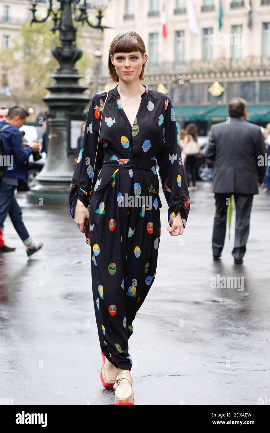 estilo callejero, Coco Rocha, modelo, llegando a Stella McCartney  Ready-to-Wear Primavera-Verano 2015 espectáculo celebrado en Opéra Garnier,  rue Scribe 8, París, Francia el 29 de septiembre de 2014. Ella lleva un  equipo