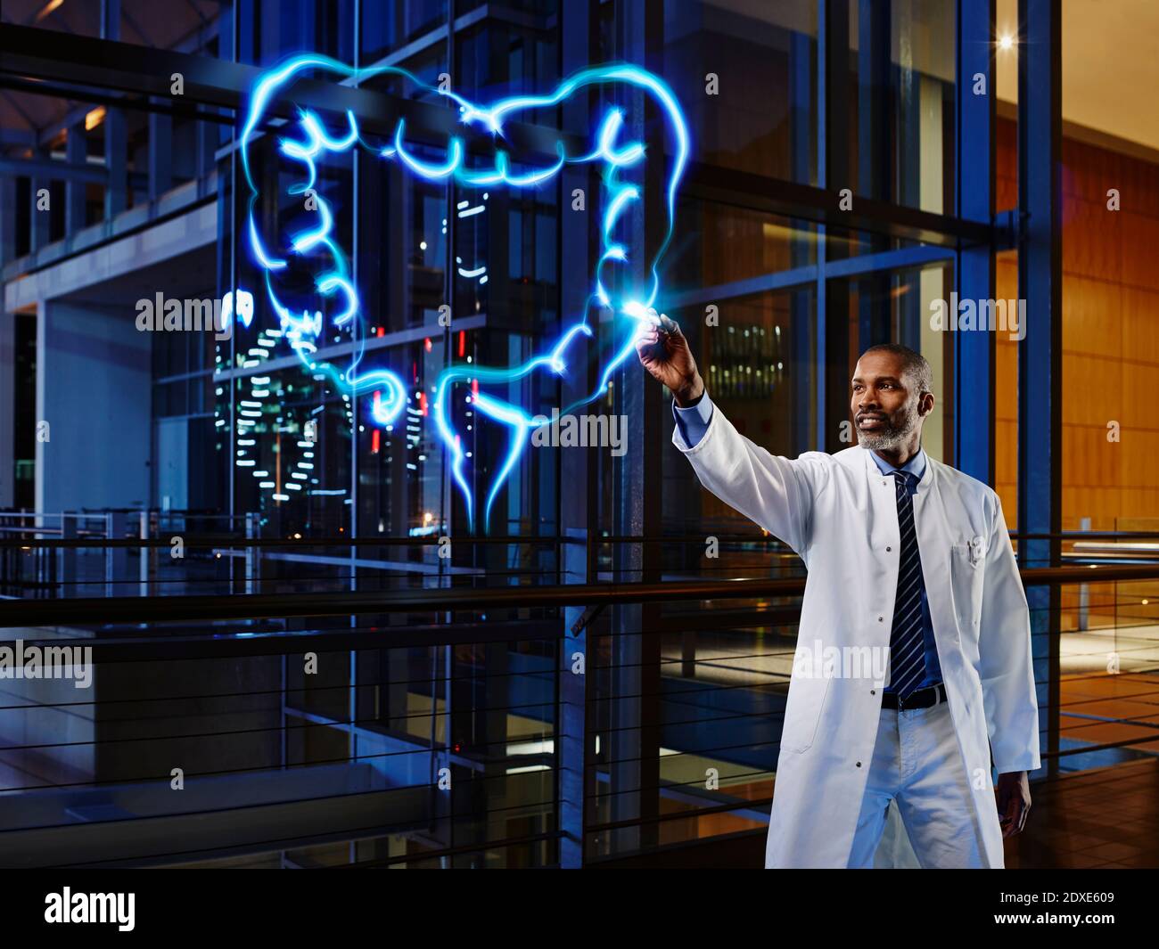 Gastroenterólogo masculino que analiza el intestino grueso en laboratorio en el hospital Foto de stock