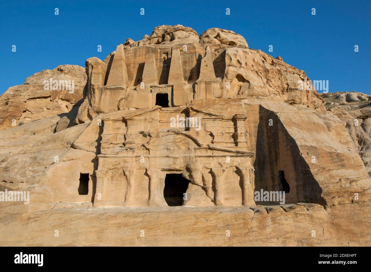 La tumba del Obelisco de arenisca y Bab el-Siq triclinium en el antiguo sitio de Petra en Jordania. Foto de stock