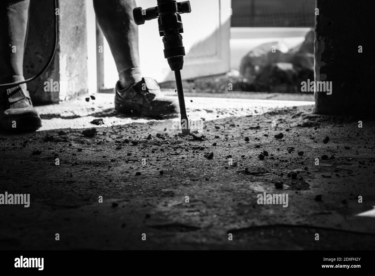 Bajo la sección de hombre trabajando en el sitio de construcción Foto de stock