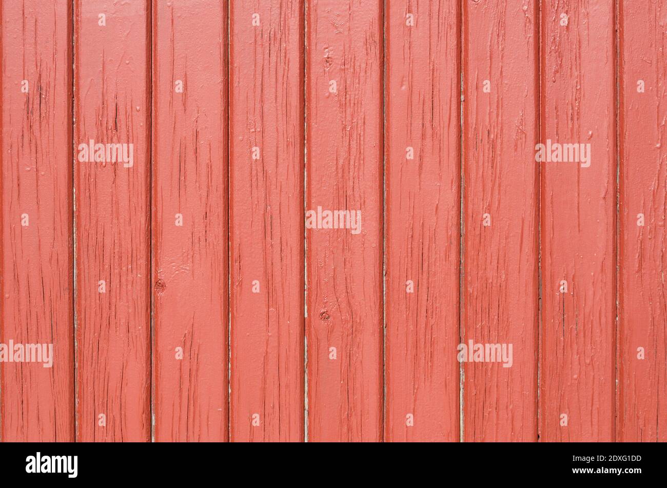 Una tabla de madera roja, en posición vertical, para el fondo del día de San Valentín, mundo rural, eventos de invitación y carteles Foto de stock