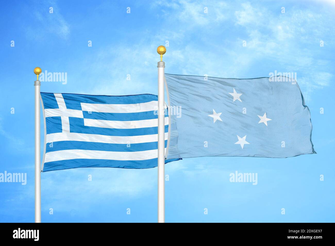 Grecia y Micronesia dos banderas en los polos de bandera y el cielo azul  Fotografía de stock - Alamy