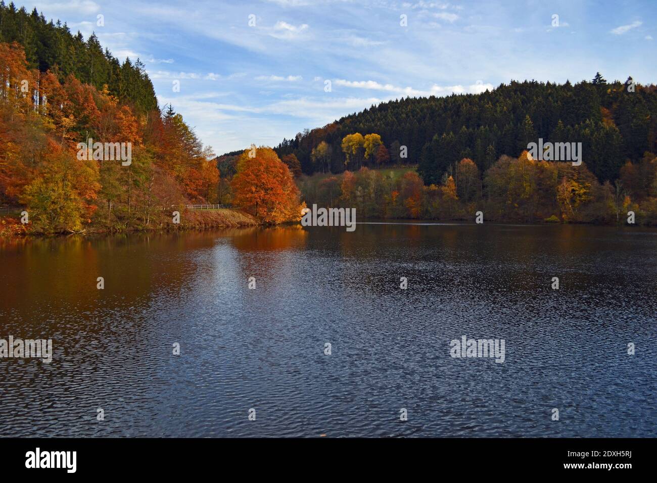 Vista panorámica del lago contra el cielo durante el otoño Foto de stock