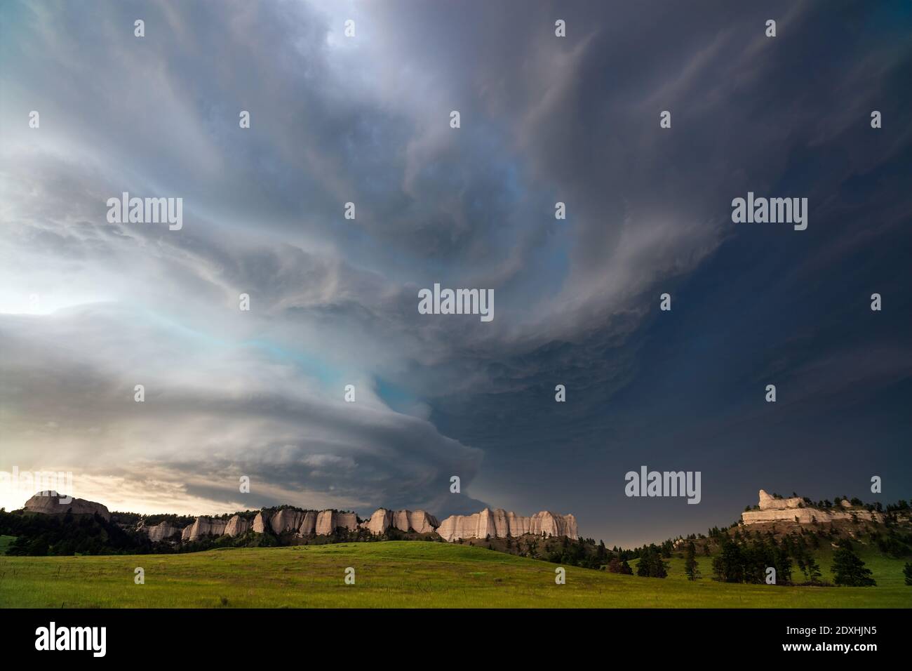 Las nubes de la tormenta de la supercélula sobre el parque estatal de Fort Robinson en Nebraska Foto de stock