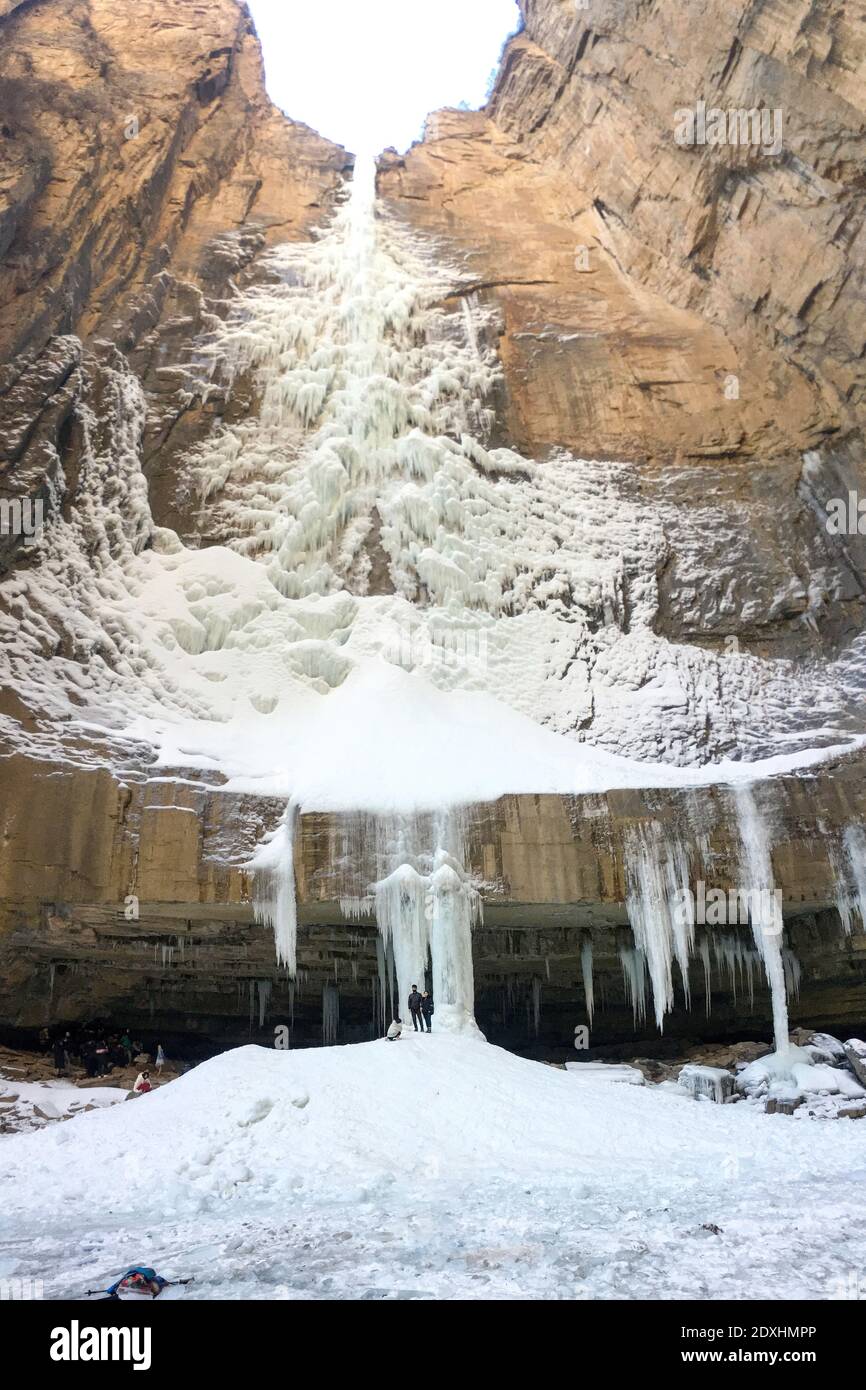 Linzhou, Linzhou, China. 24 de diciembre de 2020. Henan, CHINA-una cascada de hielo de 140 metros de altura se asemeja a un cedro en el Gran Cañón de Taihang en la ciudad de Linzhou, provincia de Henan en China Central, 21 de diciembre de 2020. Se forma a finales de diciembre de cada año y se conoce como ''árbol de Navidad'' en el Oeste. Crédito: SIPA Asia/ZUMA Wire/Alamy Live News Foto de stock