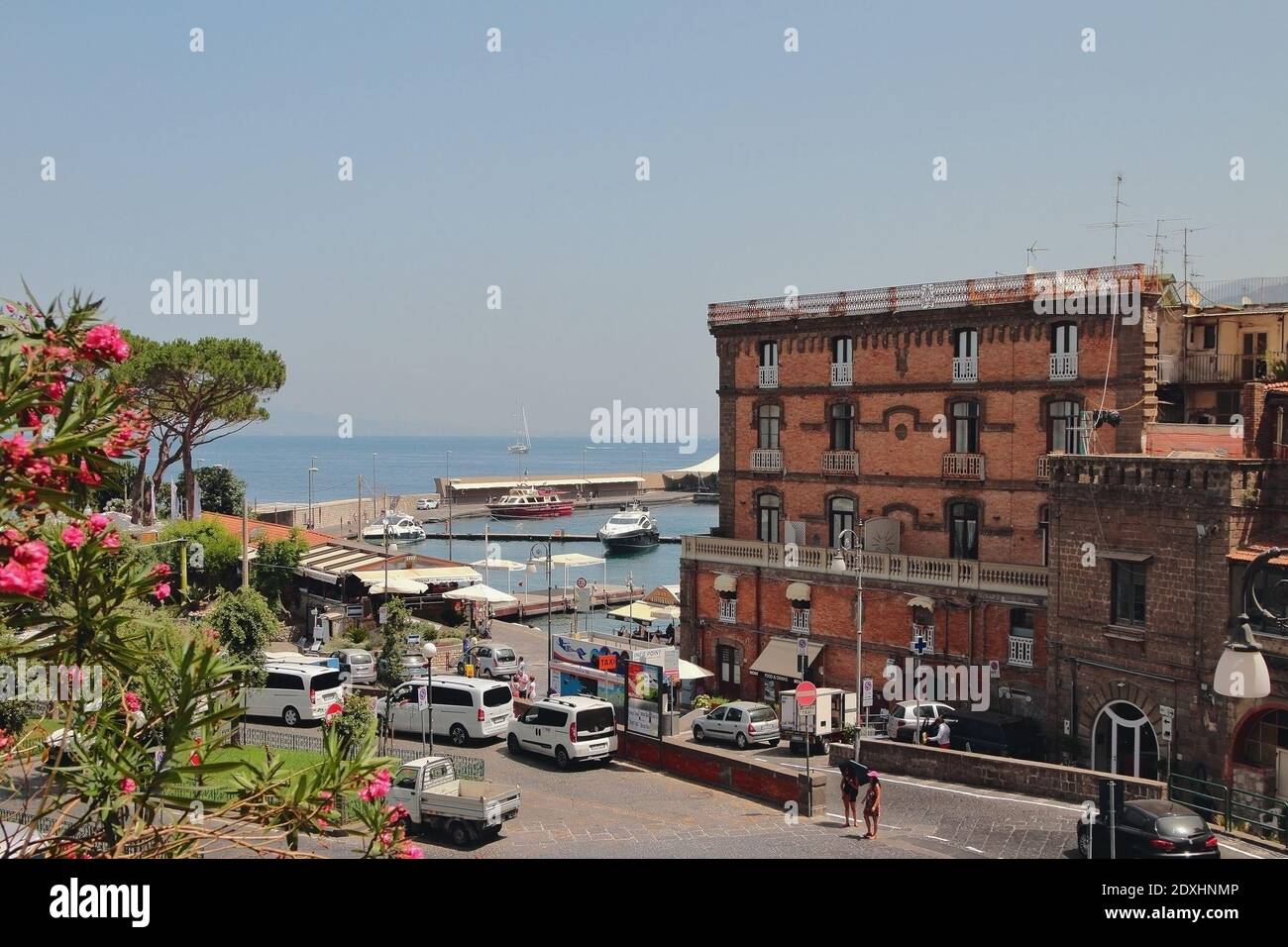 Sorrento, Italia - 9 de julio de 2019: Complejo turístico en la costa Foto de stock
