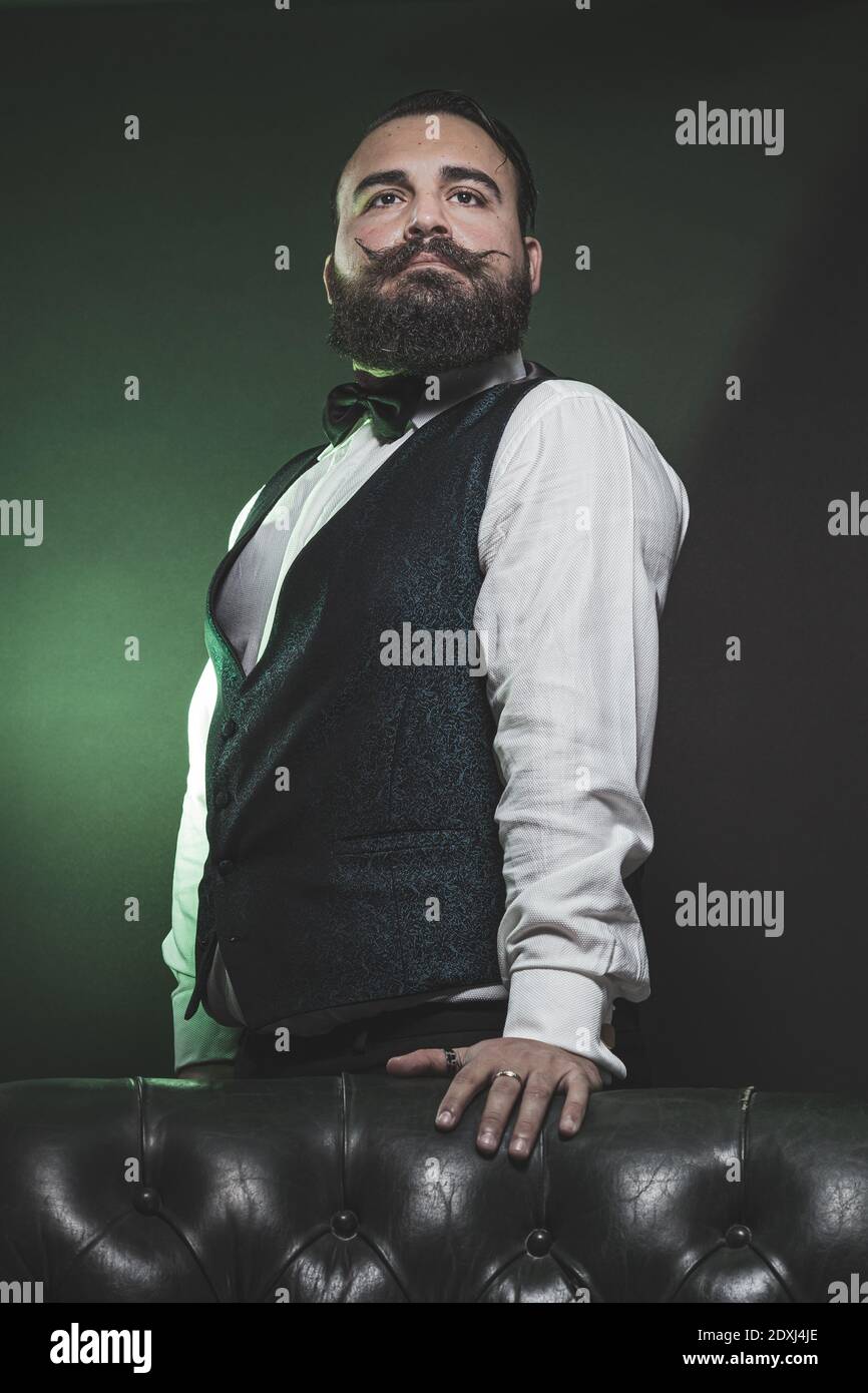 Hombre vestido con chaleco fotografías e imágenes de alta resolución - Alamy