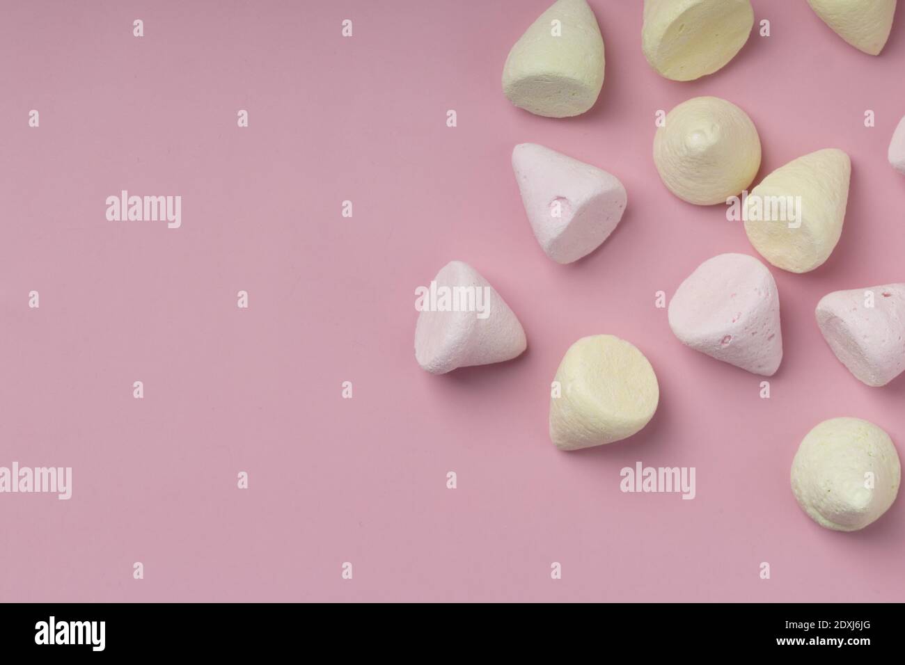 Marshmallows colorido dulce de chewy, sobre fondo rosa . copiar espacio para el texto Foto de stock