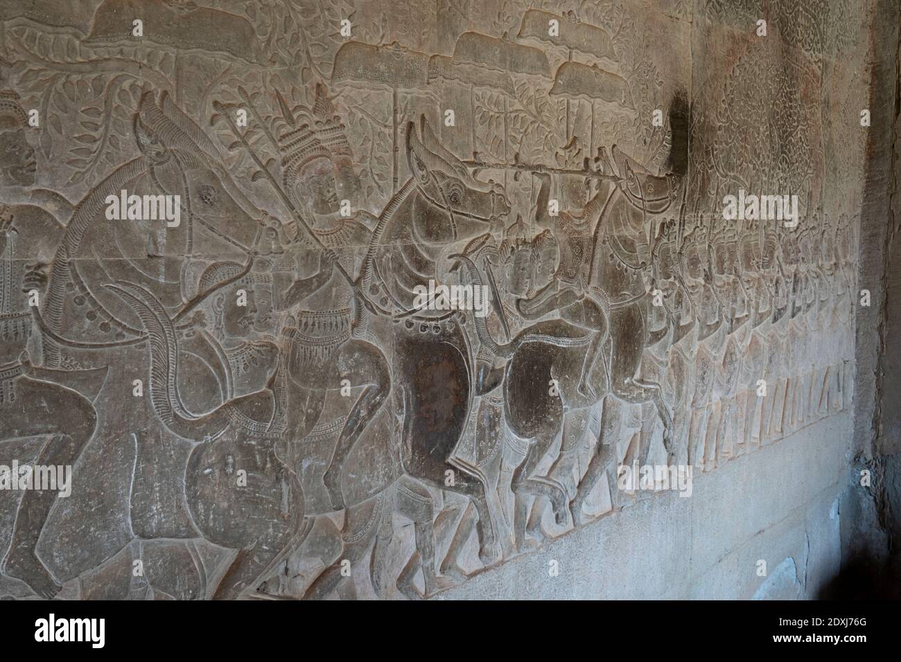 Bajorrelieve de la caballería en las paredes de Angkor Wat Foto de stock
