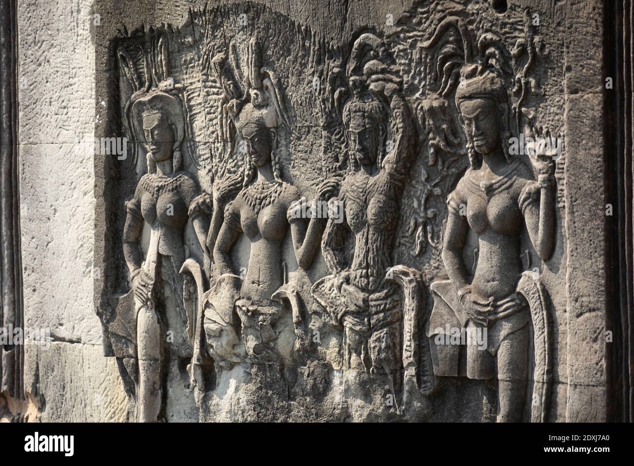 Bajo relieve de figuras femeninas en las paredes exteriores de Angkor Wat Foto de stock