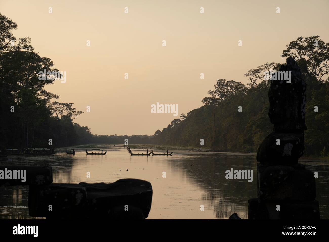 Barcos cruzando el río cerca de Angkor Wat Foto de stock