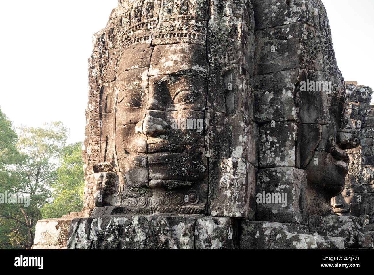 Cara grande tallada en la pared de un templo en Angkor Thom Foto de stock