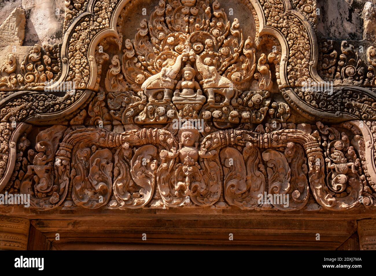 Bajo relieve en las paredes de Banteay Srei Foto de stock