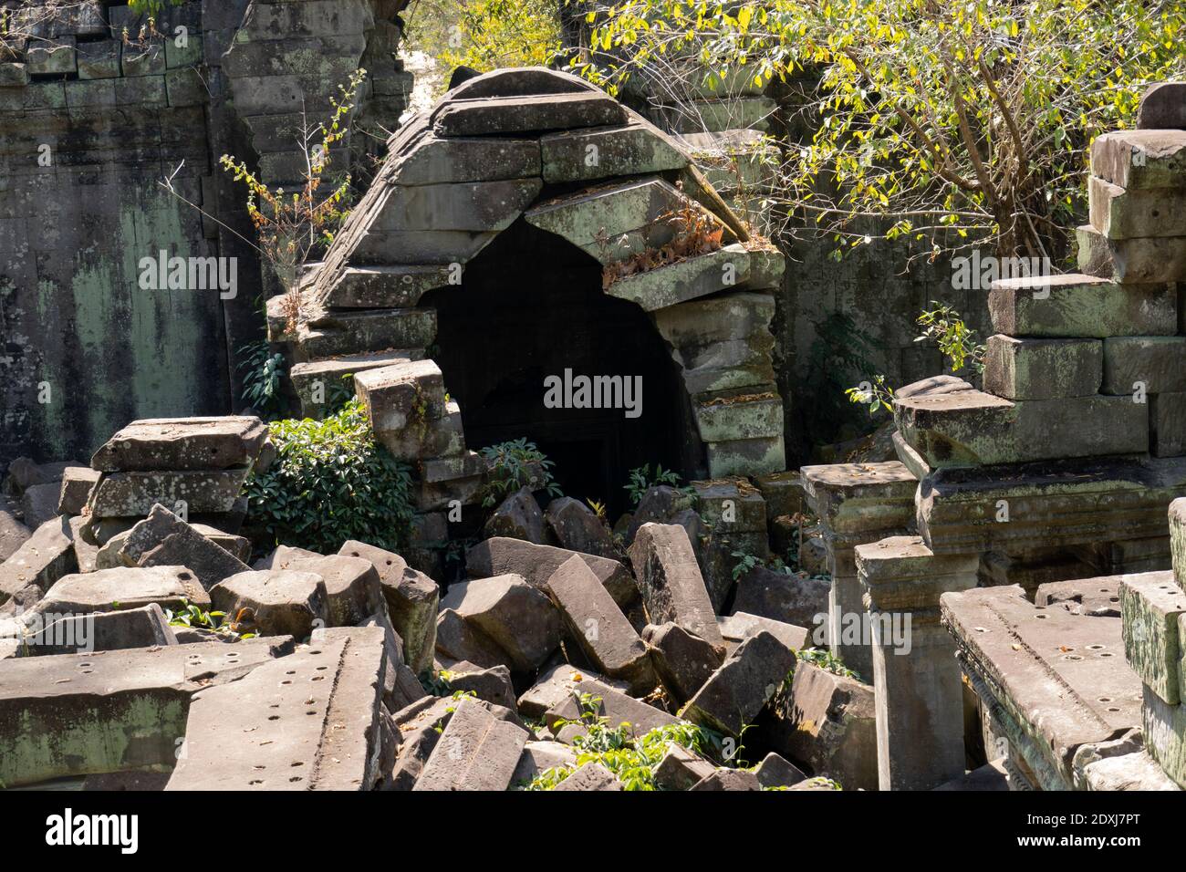 Bloques de piedra colapsados del templo ta Prohm Foto de stock