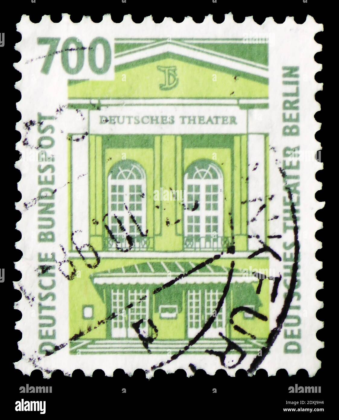 MOSCÚ, RUSIA - 23 DE MARZO de 2019: Sello postal impreso en Alemania muestra el Teatro Alemán, Berlín, serie de vistas, alrededor de 1993 Foto de stock
