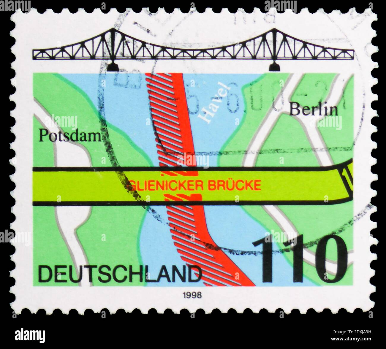MOSCÚ, RUSIA - 23 DE MARZO de 2019: Sello postal impreso en Alemania muestra Glienicke Bridge, Berlín, serie, alrededor de 1998 Foto de stock