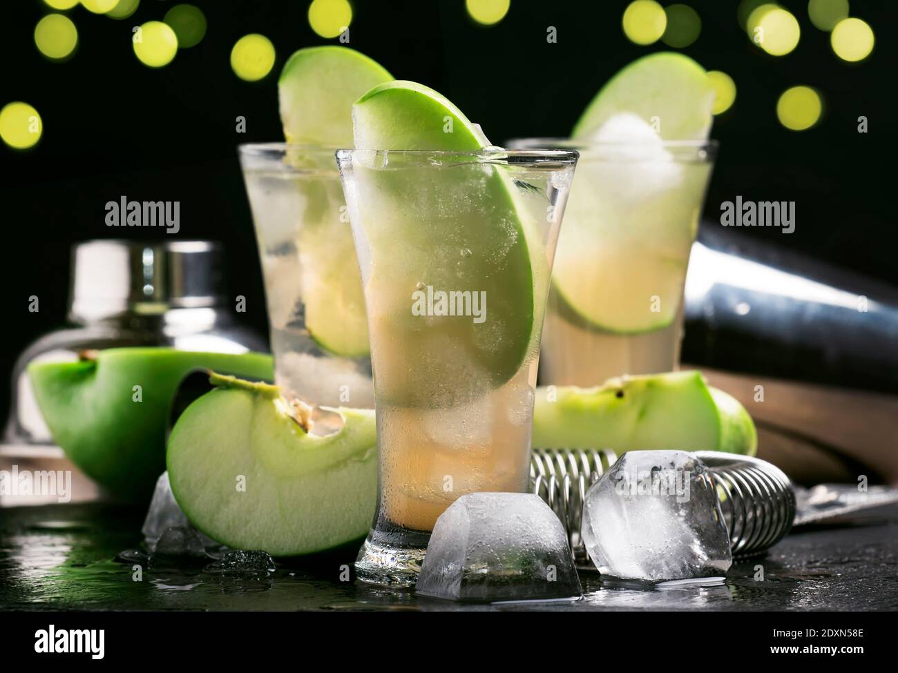 Cóctel alcohólico con vermouth blanco seco, manzana verde, jugo, soda y